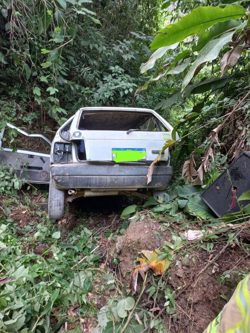 Motorista morre após carro cair em ribanceira em Apiúna.