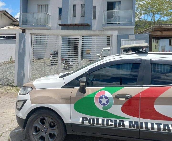 Mulher é morta por companheiro com filhas no quarto ao lado.