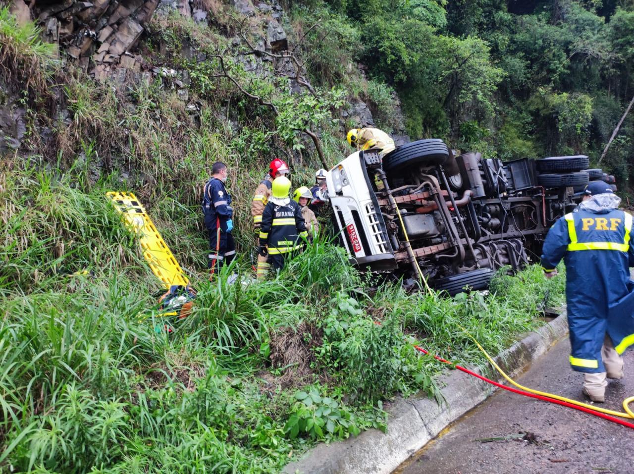 Ação rápida dos Bombeiros salva vida de motorista na BR  470 em Ibirama.