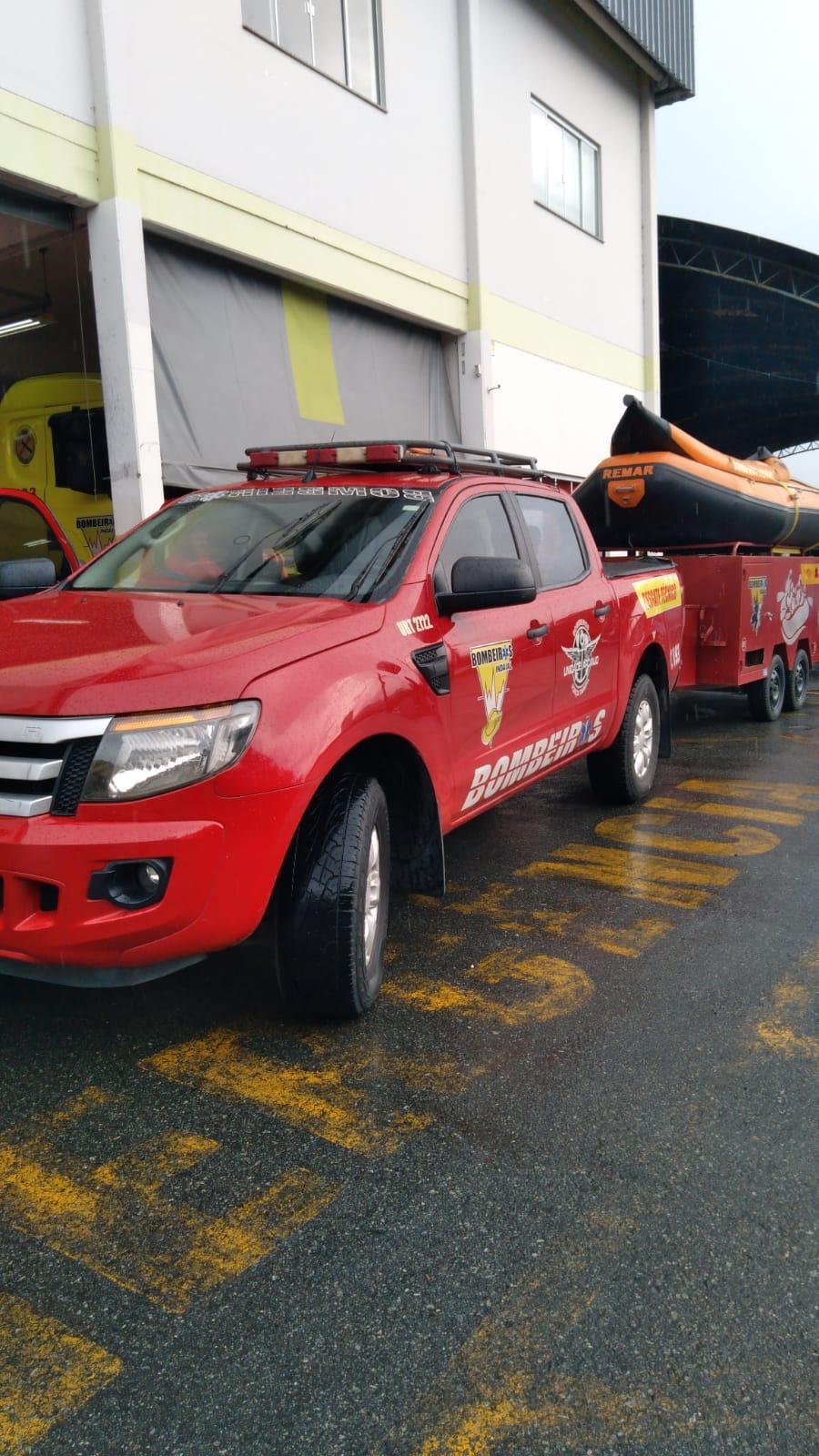 Bombeiros resgatam jovem no rio Itajaí-açu em Indaial.