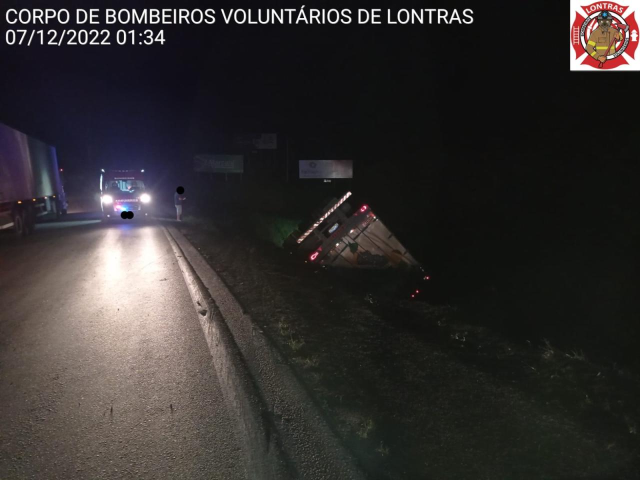 Carreta tomba na BR 470 em Lontras.