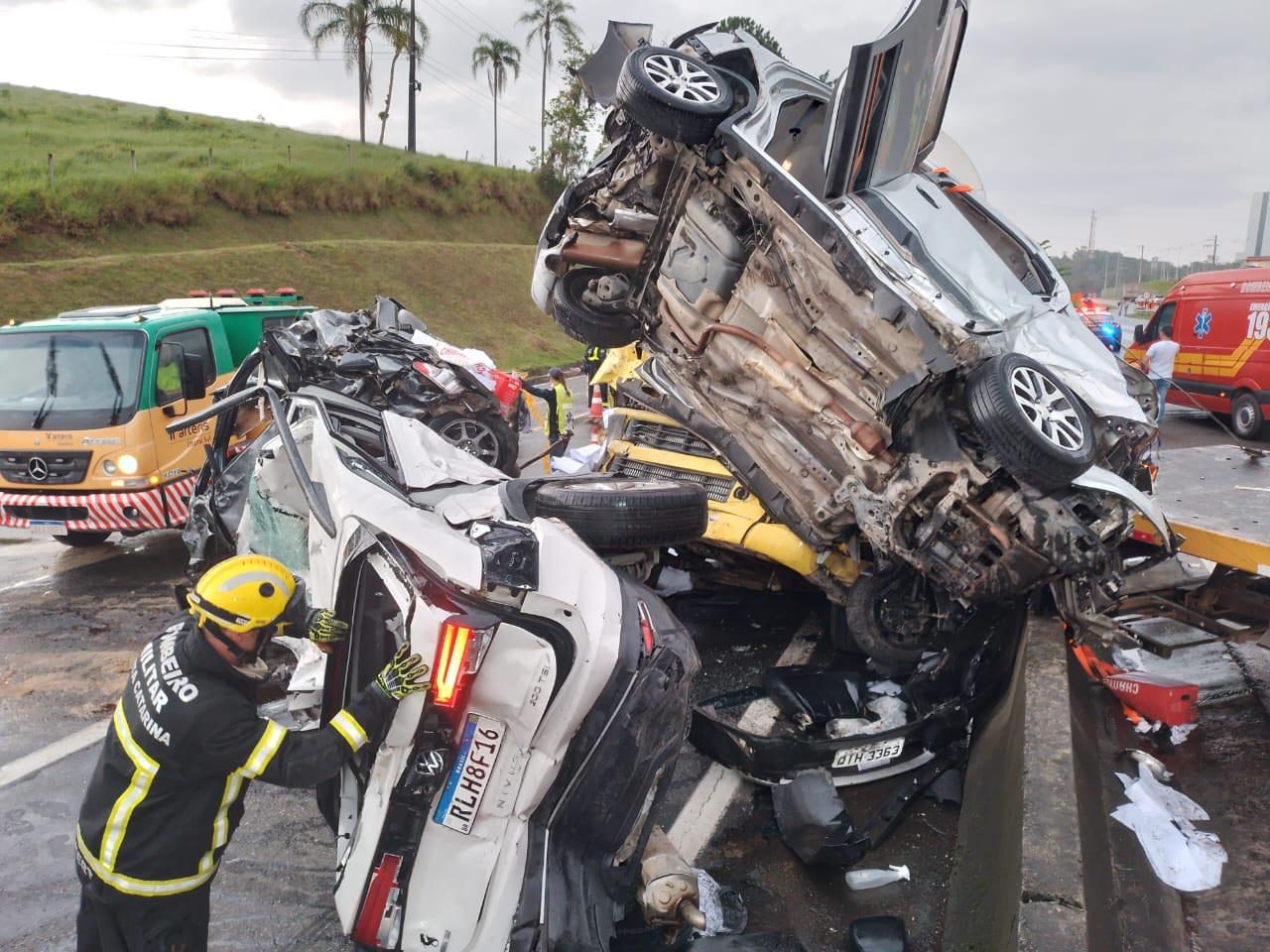 Carretas engavetam carros e deixa duas pessoas mortas na BR-101.