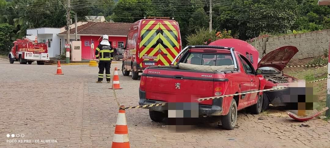 Colisão entre dois carros é registrado em Vitor Meireles neste sábado (10).