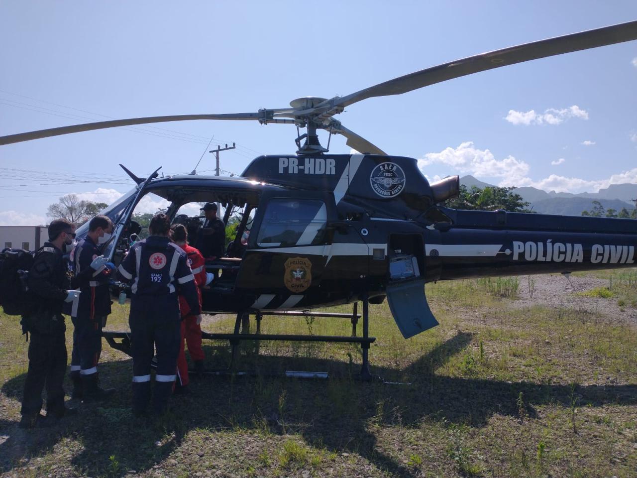 Criança se machuca ao cair e atendimento mobiliza helicóptero da Polícia Civil.