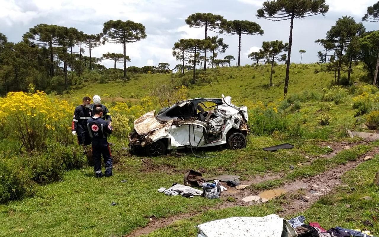 Homem morre após carro sair da pista e capotar na SC-114.