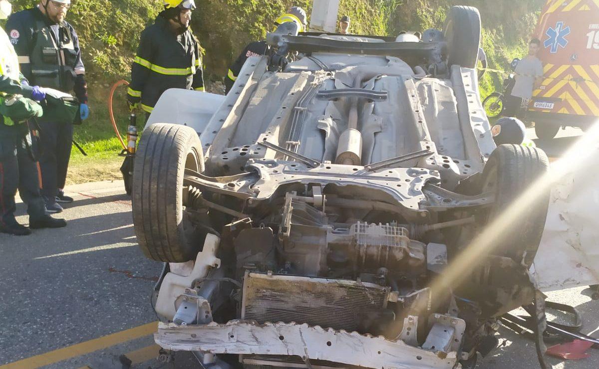 Homem morre após colisão entre carro e moto.