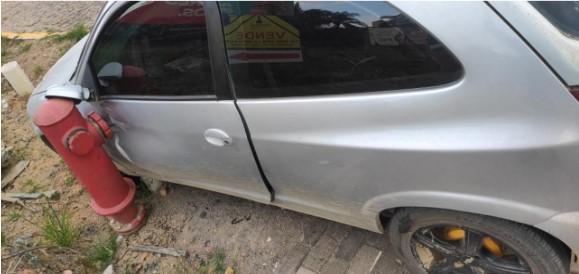 Motorista é preso por embriaguez ao volante após colidir carro em hidrante na cidade de Presidente Getúlio.