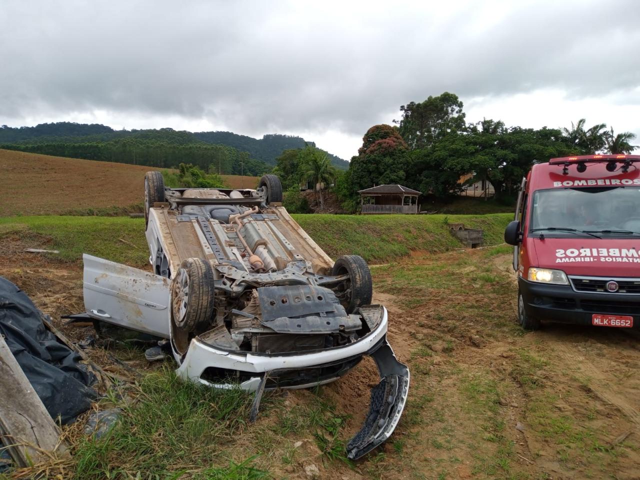 Motorista perde o controle e capota o carro na cidade de José Boiteux.