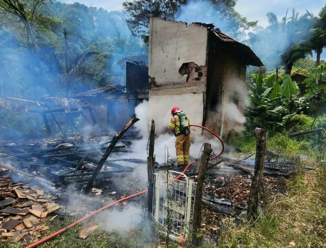 Residência é destruída pelas chamas em Apiúna.