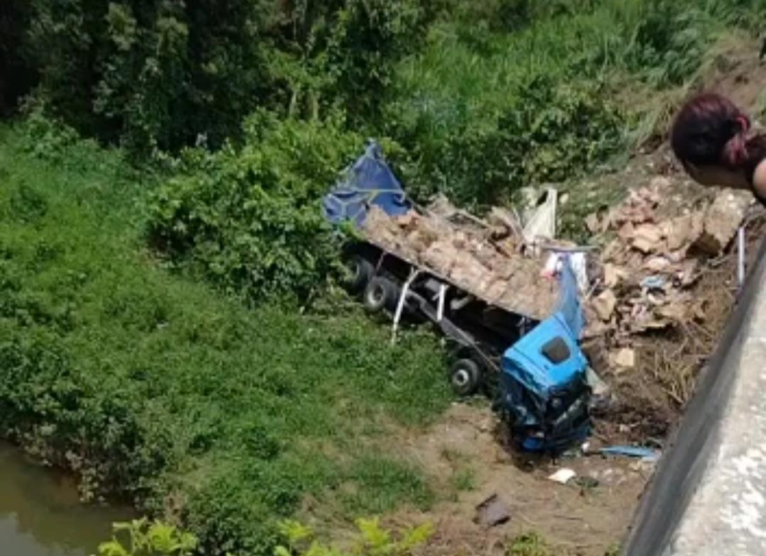 Caminhão cai de ponte na BR 470, divisa dos municípios de Ascurra e Rodeio.
