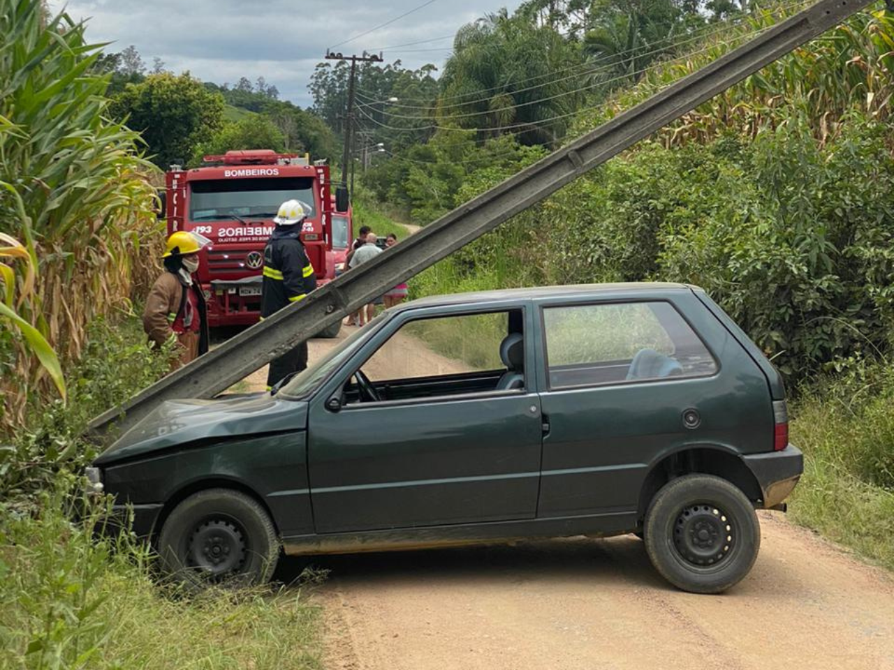 Motorista perde o controle do veículo e colide em poste na cidade de Presidente Getúlio.