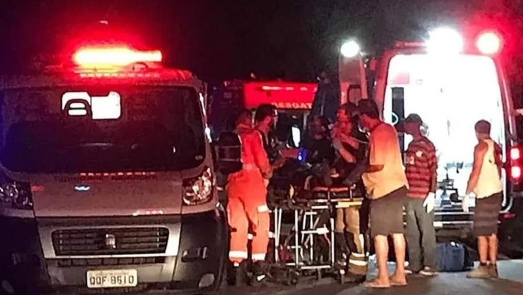 Ônibus cai de ponte em Minas Gerais, e jogadores de um time de futebol morrem.