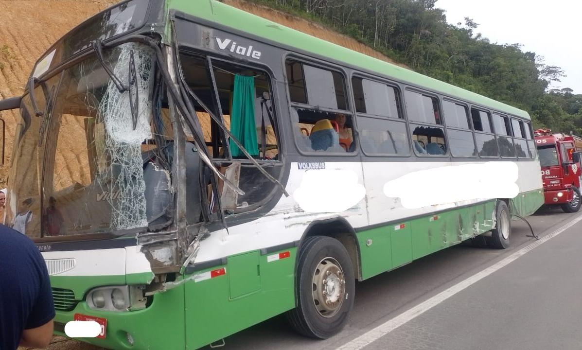 Ação rápida de motorista do ônibus escolar evitou uma tragédia na BR-470, após o caminhão invadir a pista contrária.