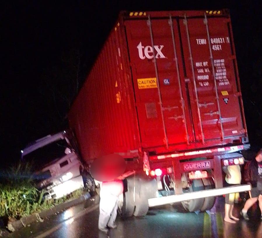Acidente envolvendo uma carreta na BR 470 em Lontras.