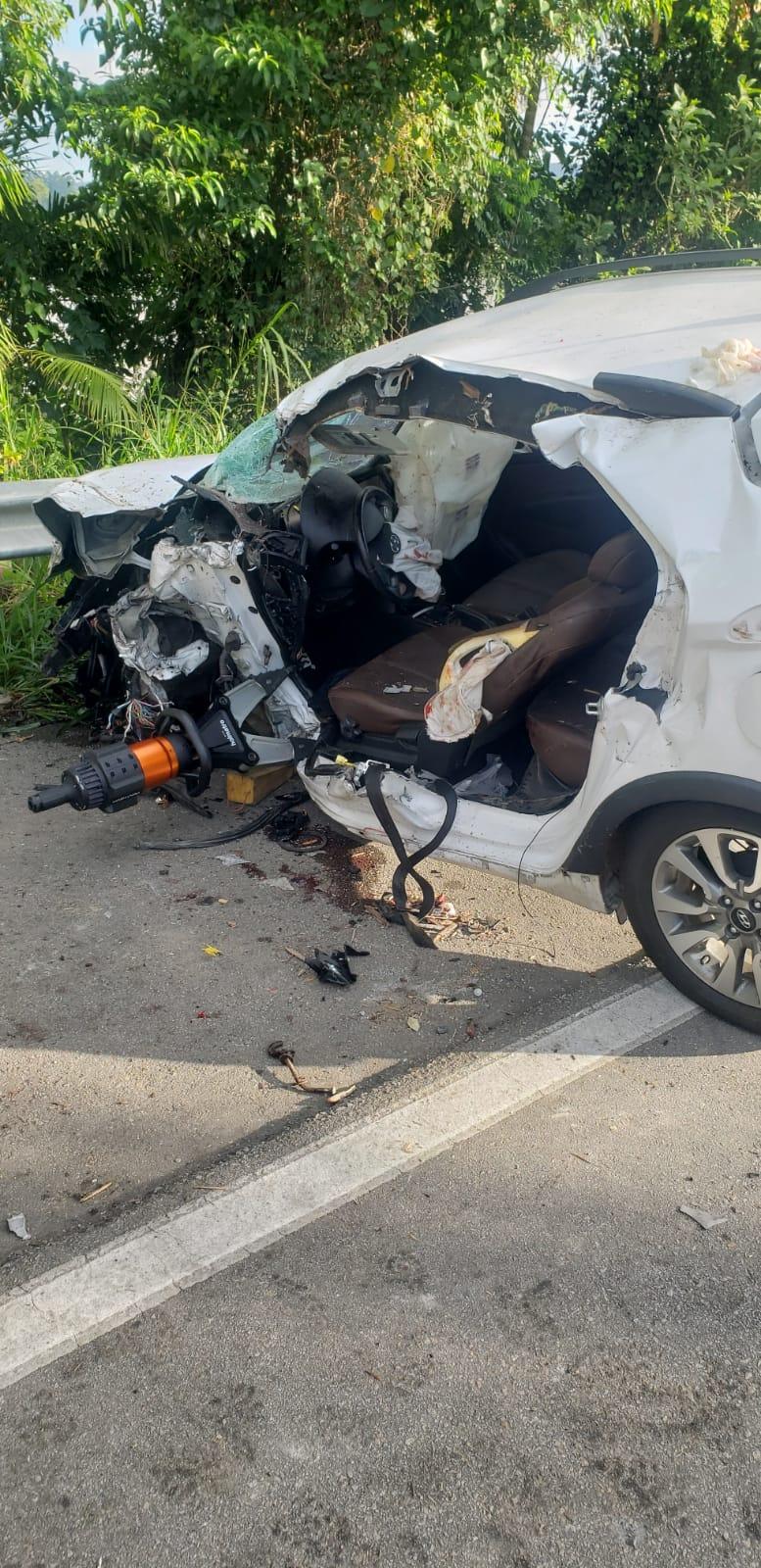 Homem morre em grave acidente envolvendo carro e caminhão.