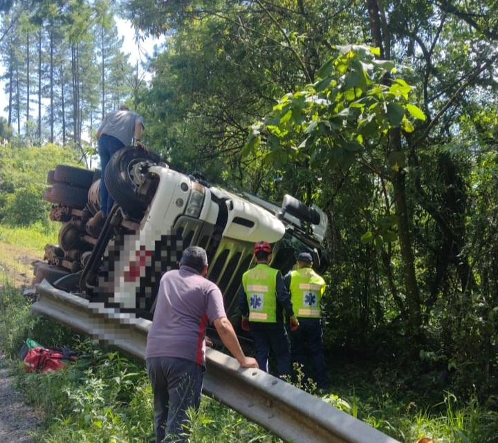 Motorista morre após carreta tombar na BR 470.