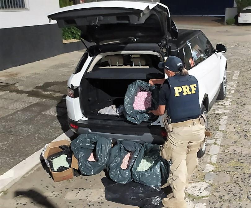 Fiscalização da PRF localiza 37 mil comprimidos de ecstasy em carro com placas de José Boiteux.