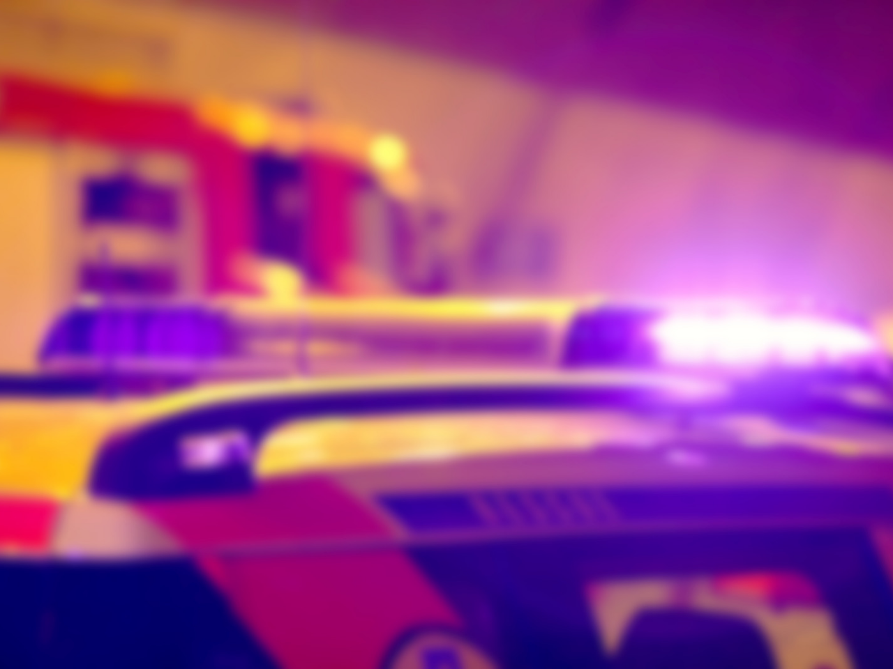 Homem invade casa e atira contra morador.