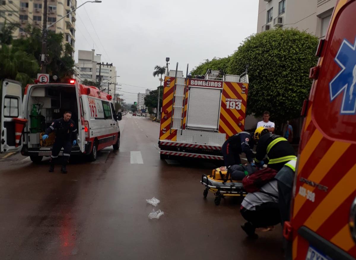 Acidente entre carro e motos deixa duas pessoas feridas.