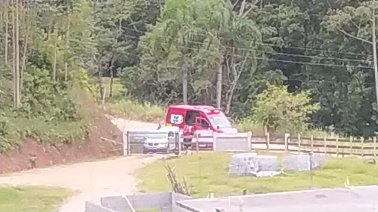 Briga termina com homem ferido por uma foice em Apiúna.