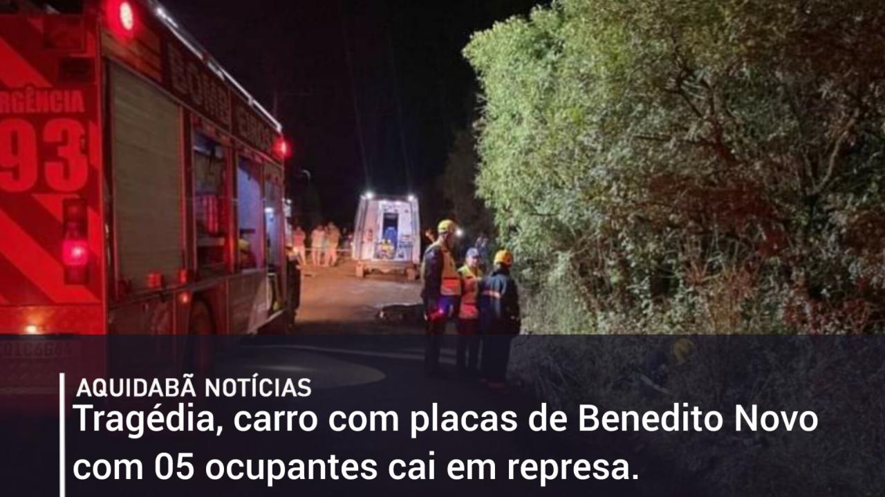 Tragédia, carro com placas de Benedito Novo com 05 ocupantes cai em represa.