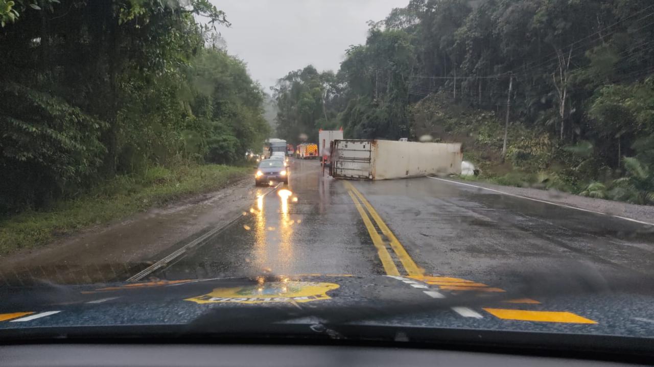 Grave acidente nesta segunda-feira na BR 470 em Indaial. 