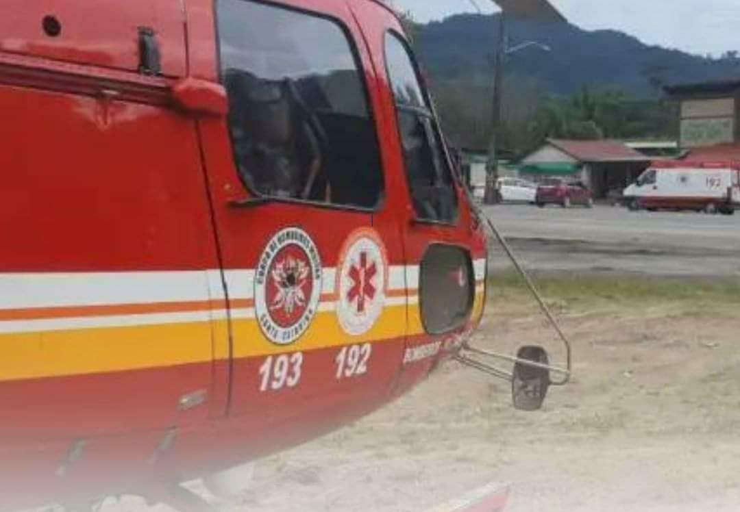 Portão cai em cima de criança acidente aconteceu em Blumenau, helicóptero Arcanjo foi acionado.