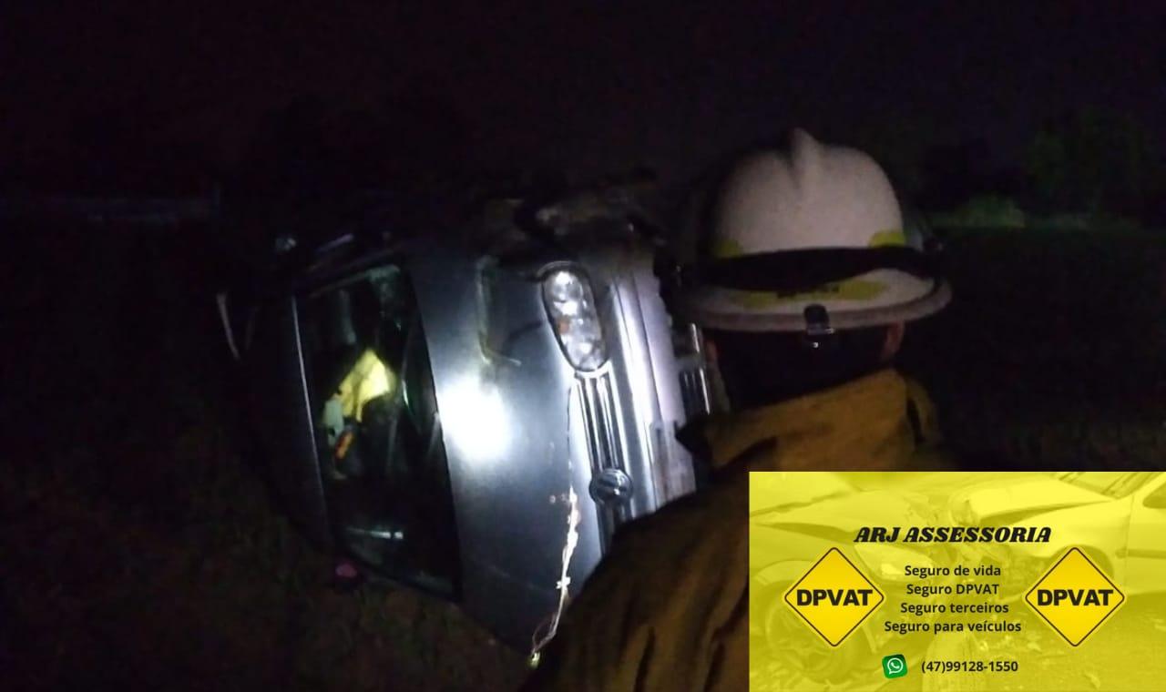 Saída de pista seguido de capotamento é registrada em Indaial.