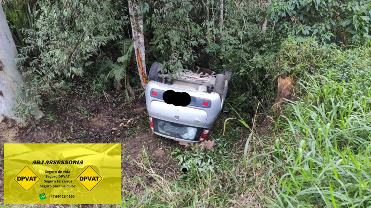 Saída de pista seguido de capotamento é registrado em Lontras neste domingo(11).