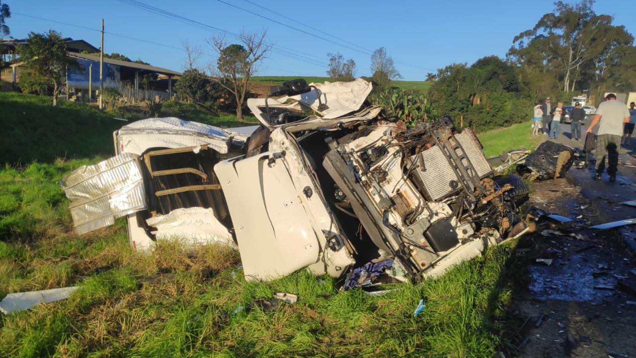 Atualização - Colisão frontal envolvendo dois caminhões na BR 470 em Pouso Redondo.