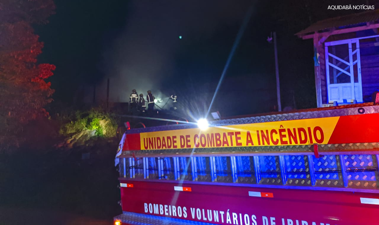 Bombeiros em deslocamento para combater incêndio em residência na cidade de Ibirama.