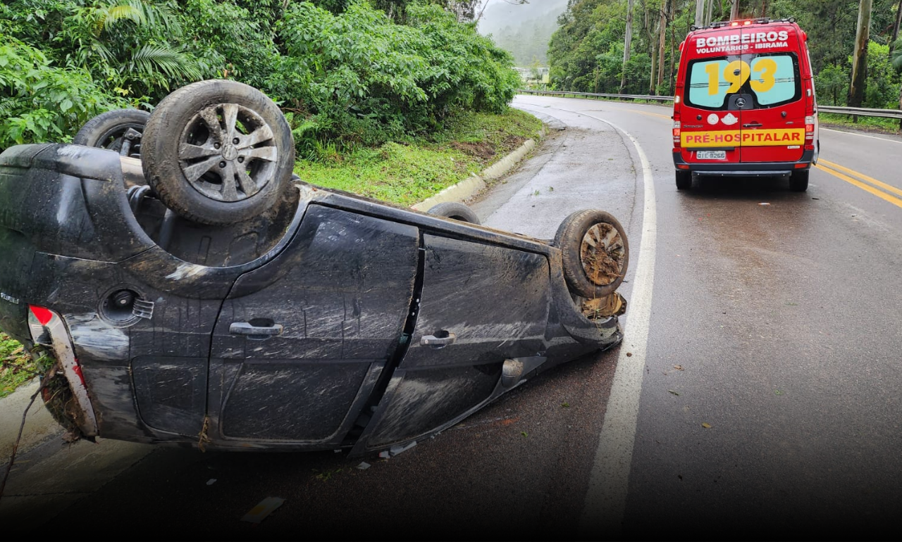 Mulher fica ferida após capotar carro na BR-470 em Ibirama.