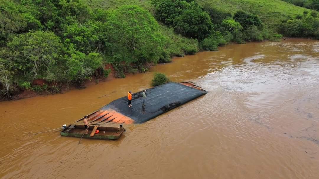 Balsa vira com caminhão no rio Uruguai entre SC e RS