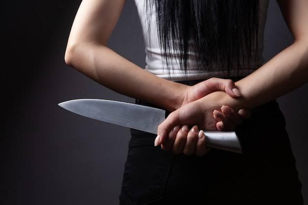 Mulher usa faca para se defender de agressão 