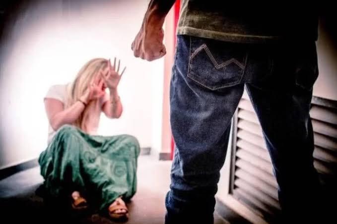 Homem é preso após agredir esposa e cunhada com chutes em Rio do Sul