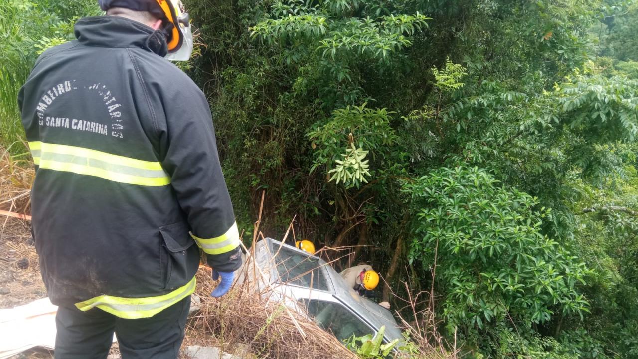 Bombeiros Voluntários de Presidente Getúlio atendem saída de pista na manhã deste sábado
