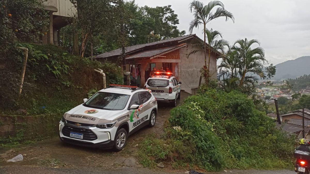 Mulher é assassinada ao lado do filho de 2 anos em SC 