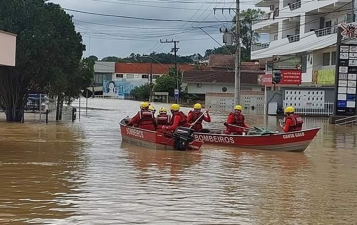 Tragédia no Rio Grande do Sul chega a 100 mortos e mais de 120 desaparecidos devido às fortes chuvas