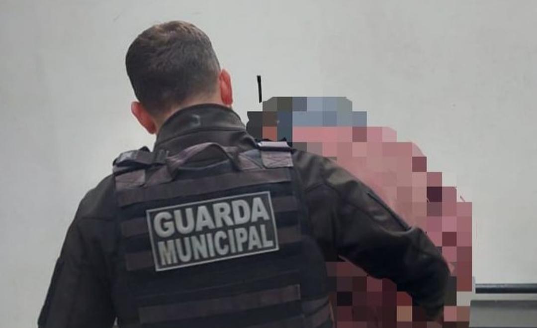 Homem é detido por ato obsceno na praça central de Rio do Sul