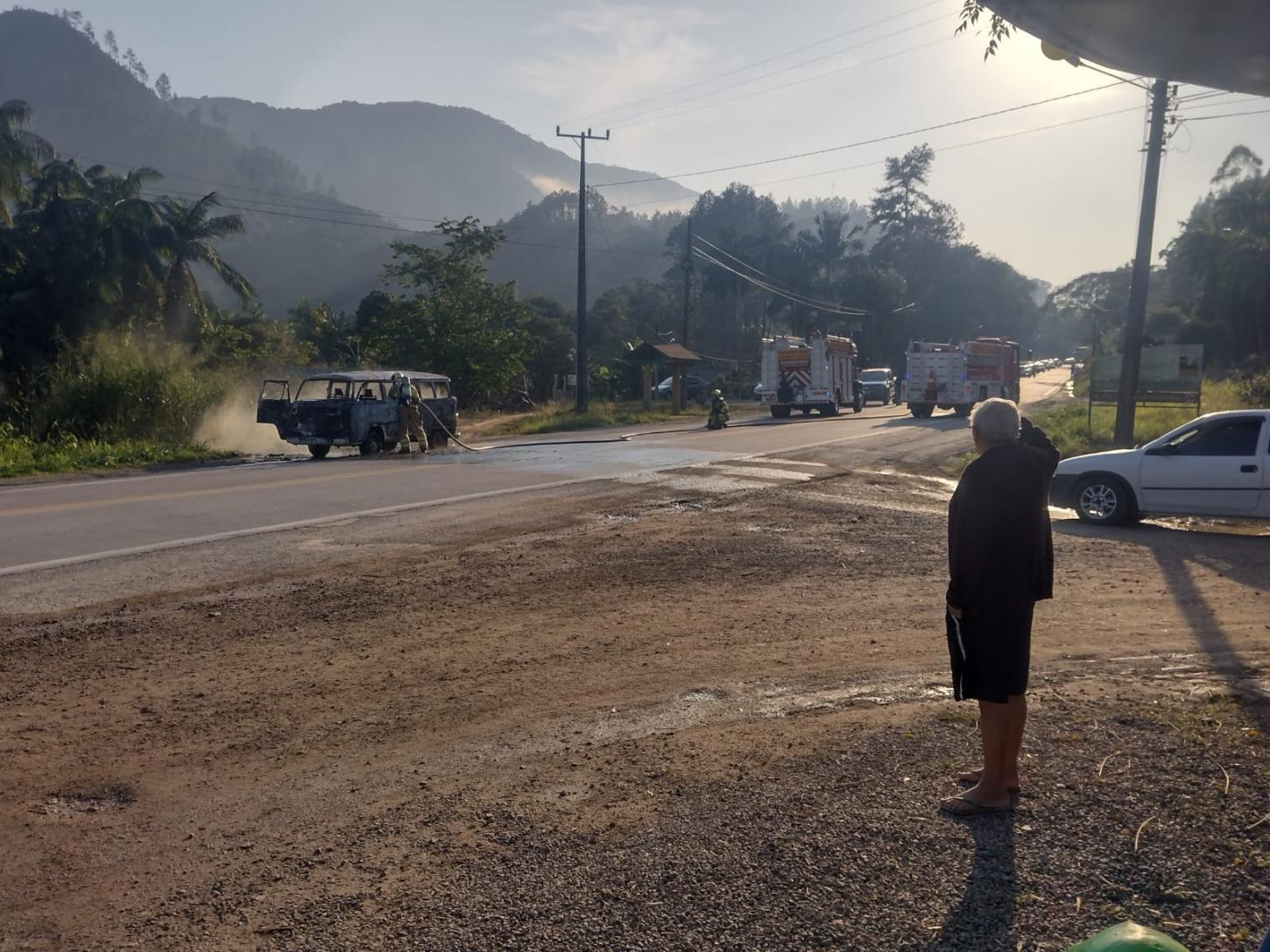 Veículo pega fogo na BR-470 em Apiúna