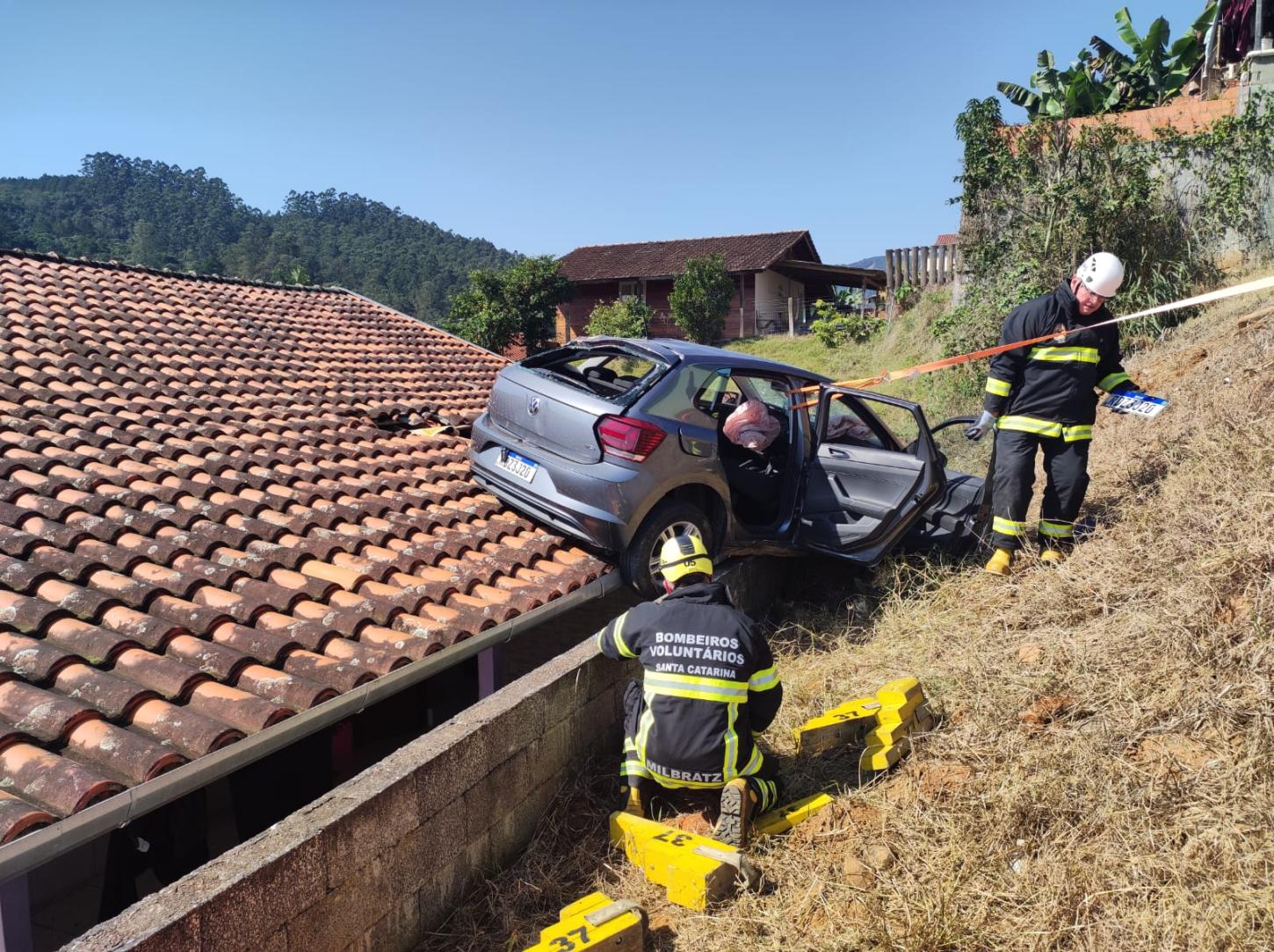 Idosa fica ferida após carro atingir casa em Presidente Getúlio