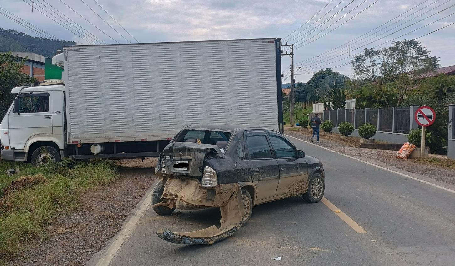 Colisão entre carro e caminhão em Presidente Getúlio