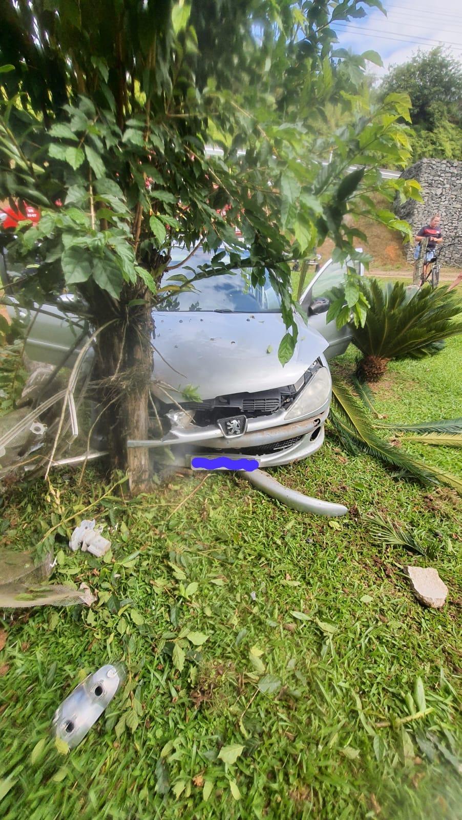 Mulher fica ferida após acidente na cidade de Rodeio