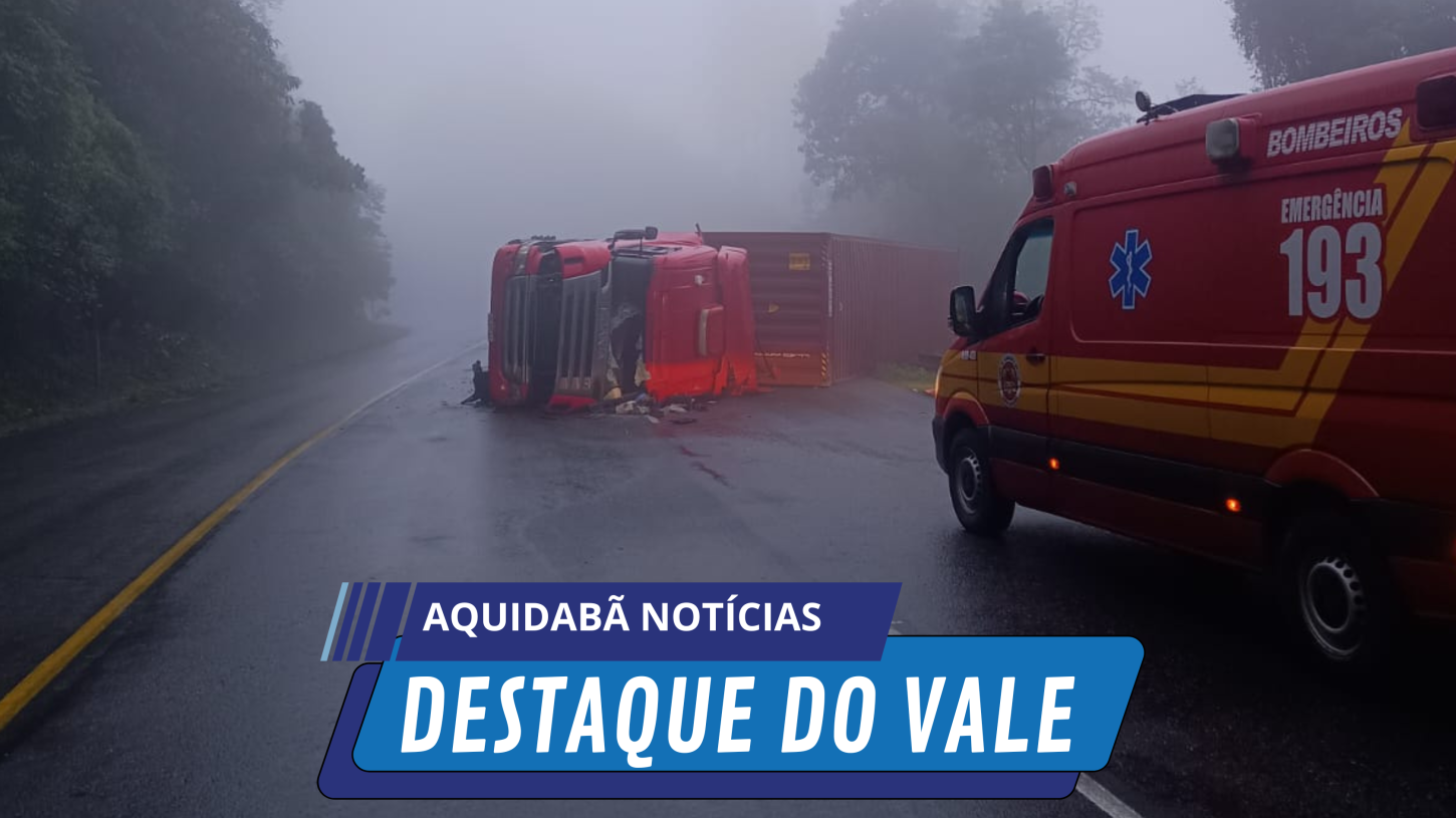 Caminhão tomba e interdita parcialmente pista na Serra da Santa em Pouso Redondo