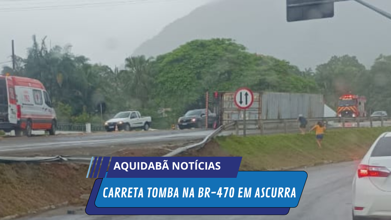 Carreta tomba na BR-470 em Ascurra