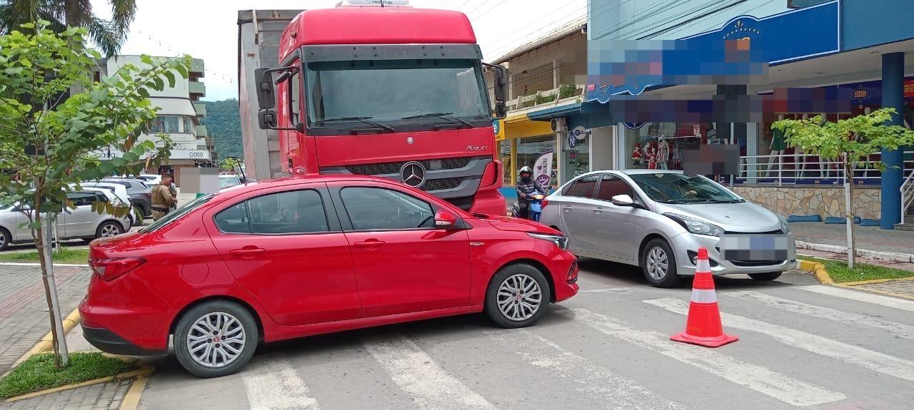 Colisão entre carro e carreta em Presidente Getúlio
