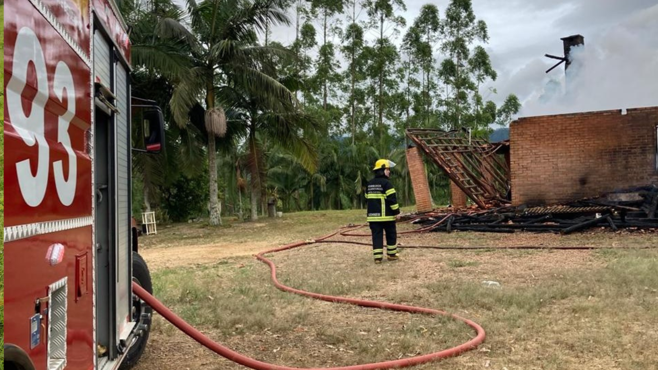 Bombeiros Voluntários de Presidente Getúlio combatem incêndio de grandes proporções em residência