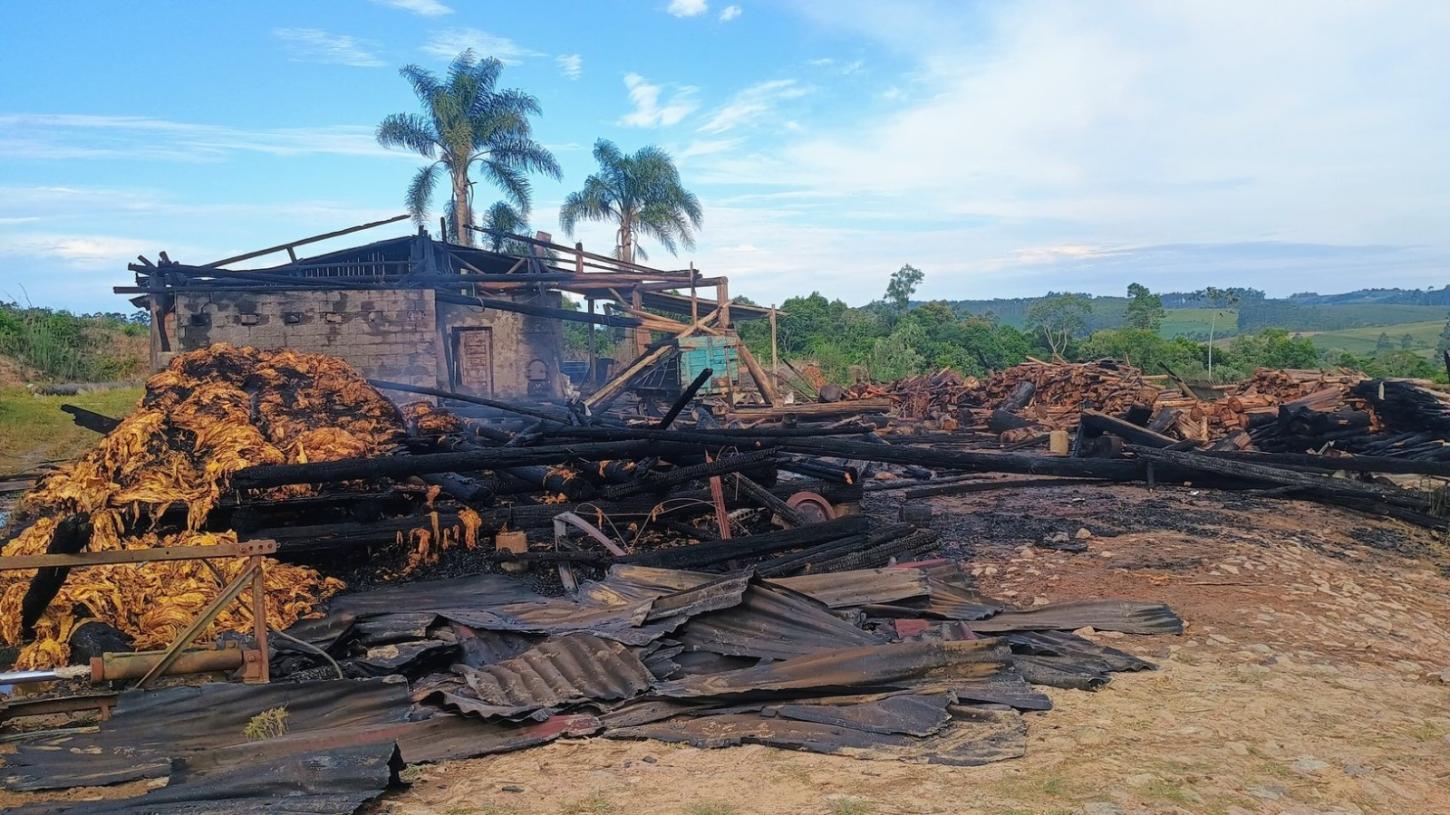 Incêndio destrói estufas de tabaco no interior de Presidente Getúlio
