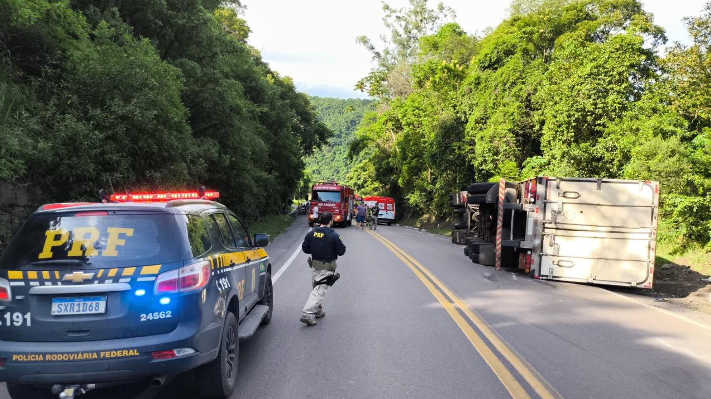 Tombamento de carreta deixa motorista gravemente ferido na BR-470 em Ibirama 