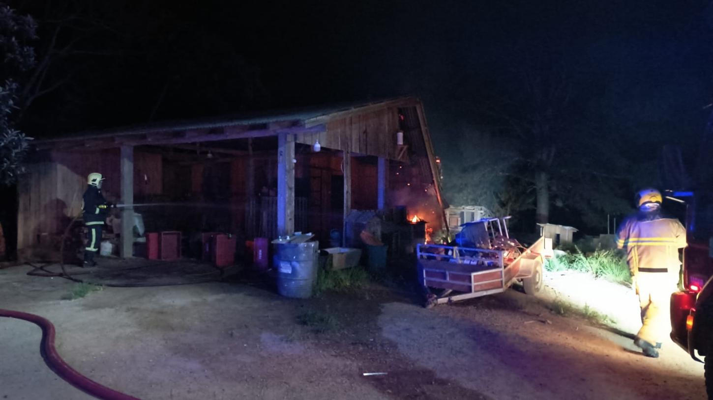 Bombeiros de Ibirama contêm incêndio em galpão na Serra São Miguel 